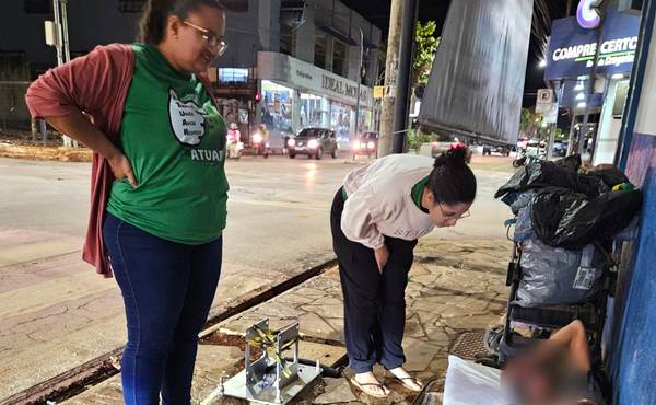 Equipe do projeto durante abordagem noturna nas ruas de Paracatu