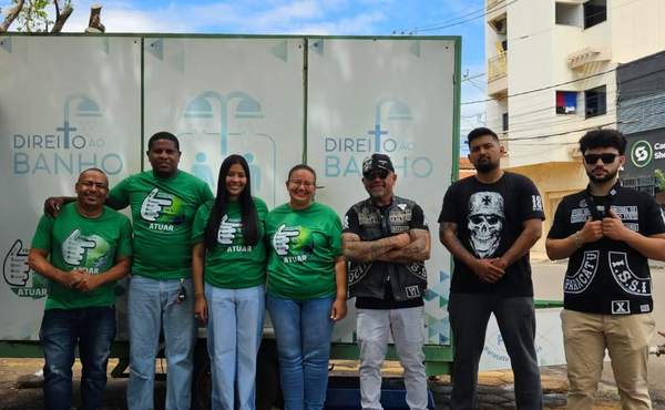 Estrutura móvel do Direito ao Banho com a equipe de voluntários