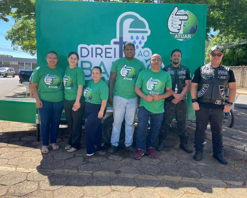 Equipe do Projeto Atuar e parceiros do Grupo Insanos em frente à unidade do Direito ao Banho