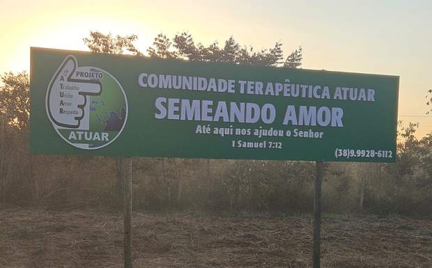 Placa da Comunidade Terapêutica Atuar instalada no terreno