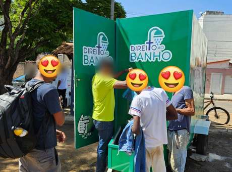 Pessoas aguardando a vez na unidade móvel do Direito ao Banho