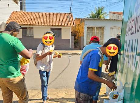 Entrega de lanches durante ação na rua