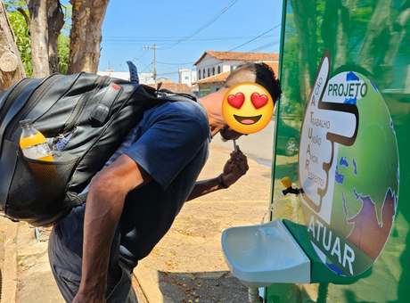 Pessoa atendida usando o lavatório da unidade móvel do projeto