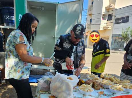 Voluntários e parceiros servindo alimentos